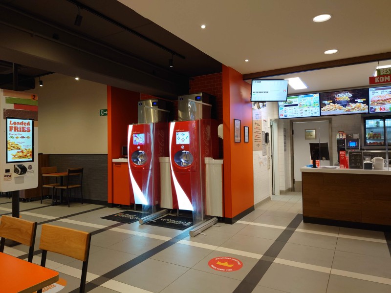 Burger Kingの店内。左端に立ってるのがタッチパネルの注文端末で、中央の赤いのがFree Styleと呼ばれるドリンクディスペンサー。ソフトドリンク飲み放題。