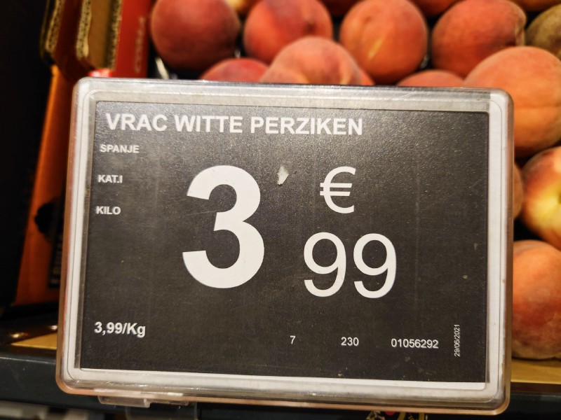 1kg単位での価格が記載されている商品の例。